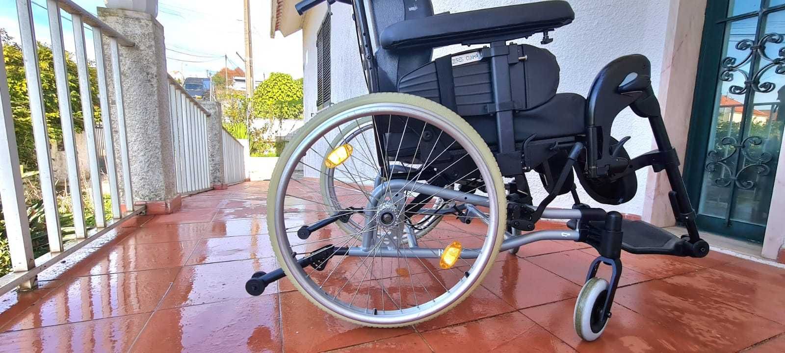 Cadeira de rodas manual Breezy Relax 2 com apoio para pernas e pescoço