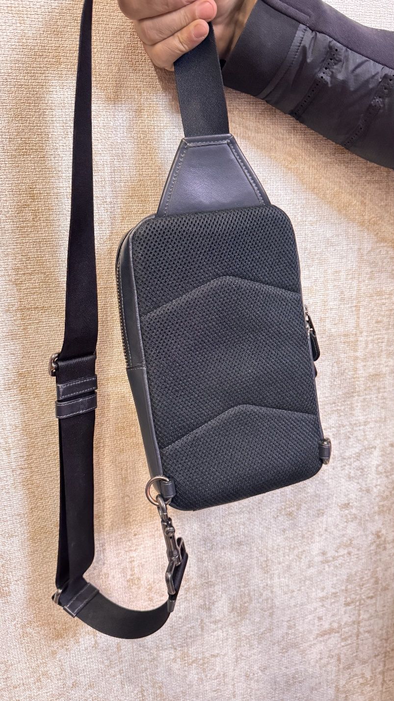 Продам мужскую кожаную сумку бананку Coach