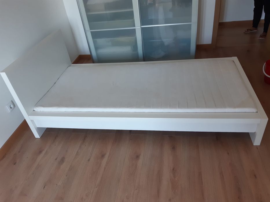 Cama ikea malm 90x200 (mais dois colchoes)