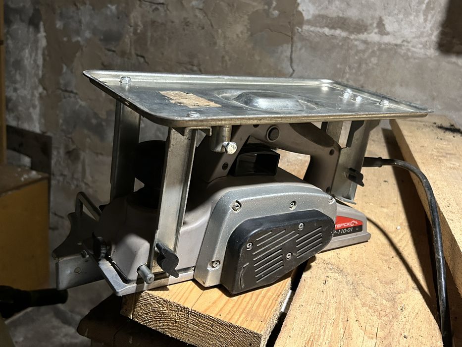 электрорубанок Интерскол Р-110-01