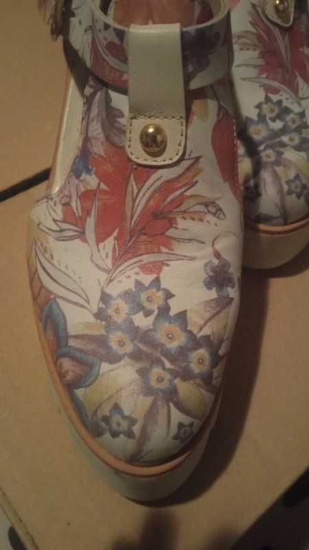 Sapatos com flores em salto de cunha