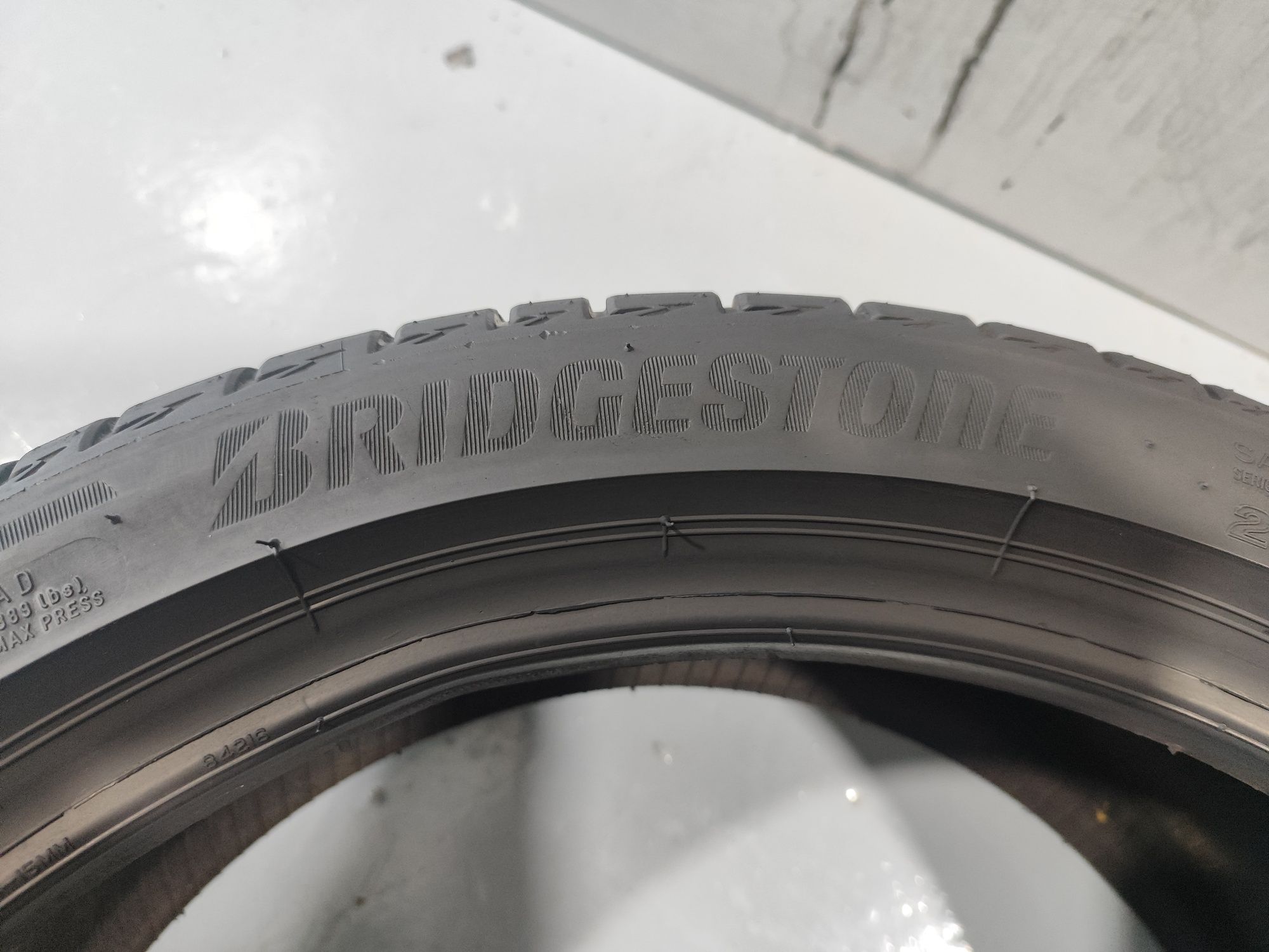 2 pneus semi novos 225-40R18 Bridgestone - Oferta dos portes