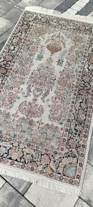 Jedwabny dywan ręcznie tkany 149 x 84 cm perski