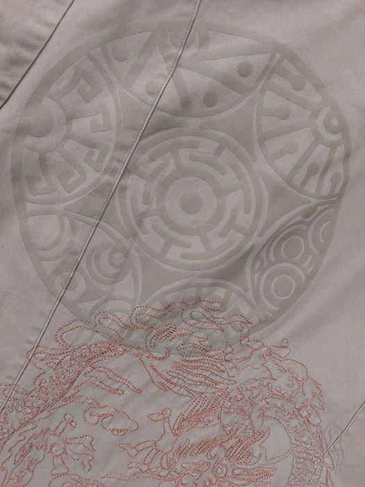 Khaki płaszcz z kapturem i wzorem na plecach jesienny wiosenny