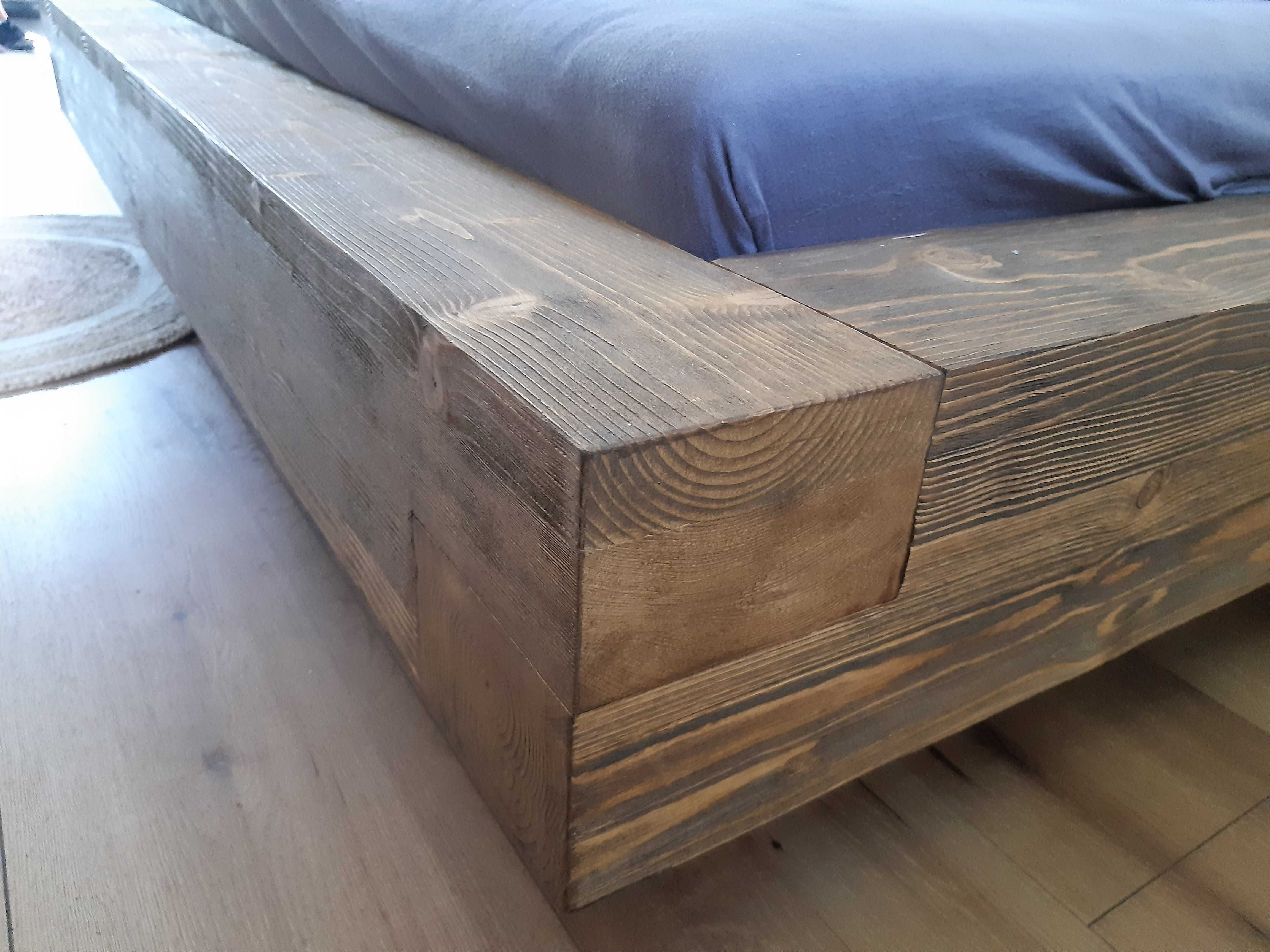 Masywne łóżko drewniane