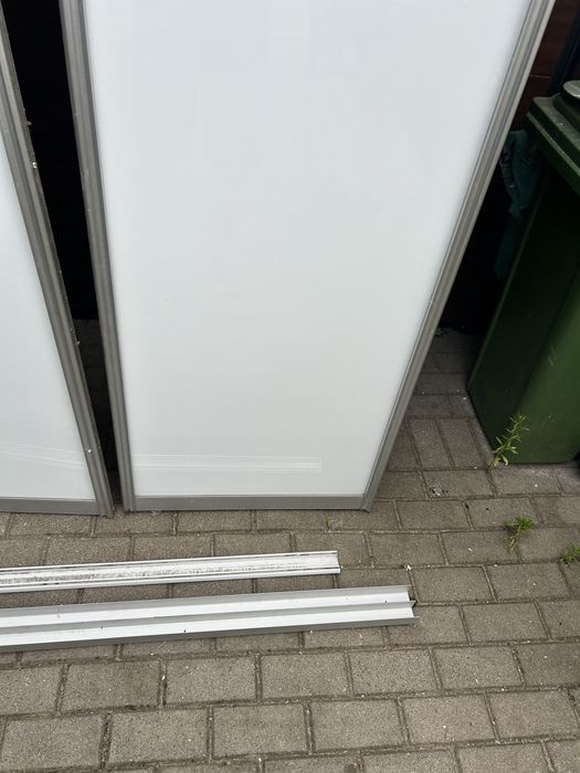 Dzwi przesuwne pod zabudowe biale szklane