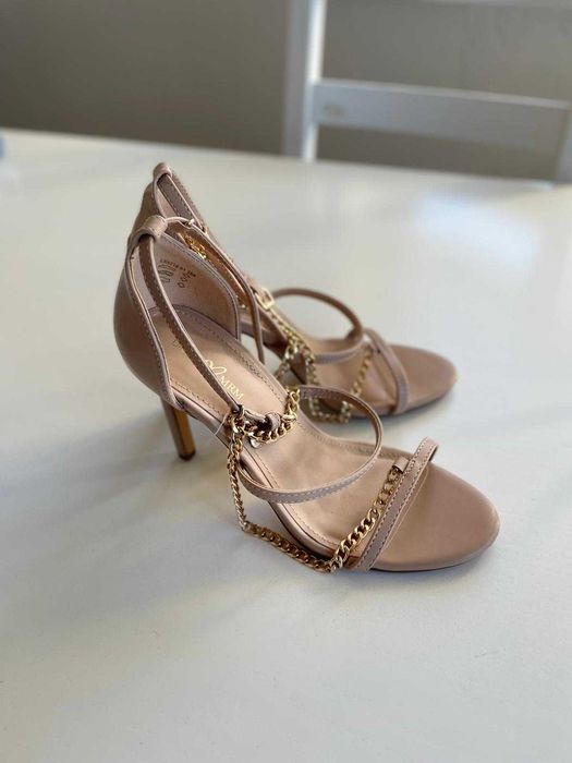 Beżowe szpilki ze złotymi łańcuszkami deezee r. 38