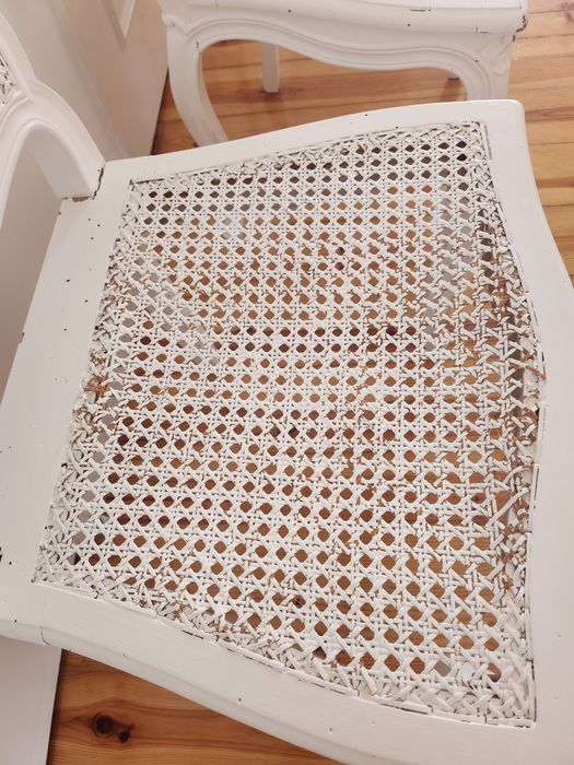 2 cadeiras brancas antigas com palhinha