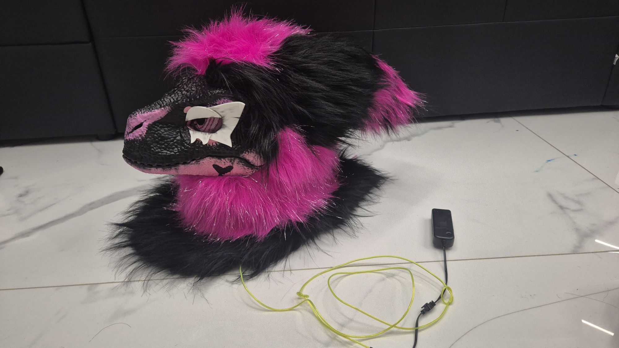 Dino maska z neonowym oświetleniem furry