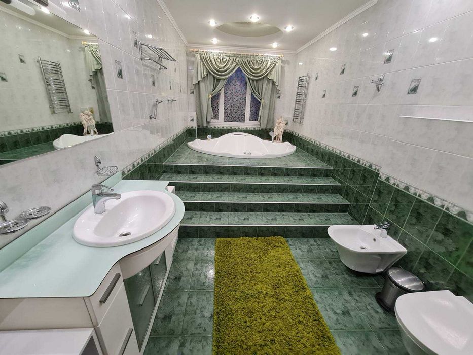 Дом 300кв. Бассейн с подогревом. Сауна, джакузи, бильярд.