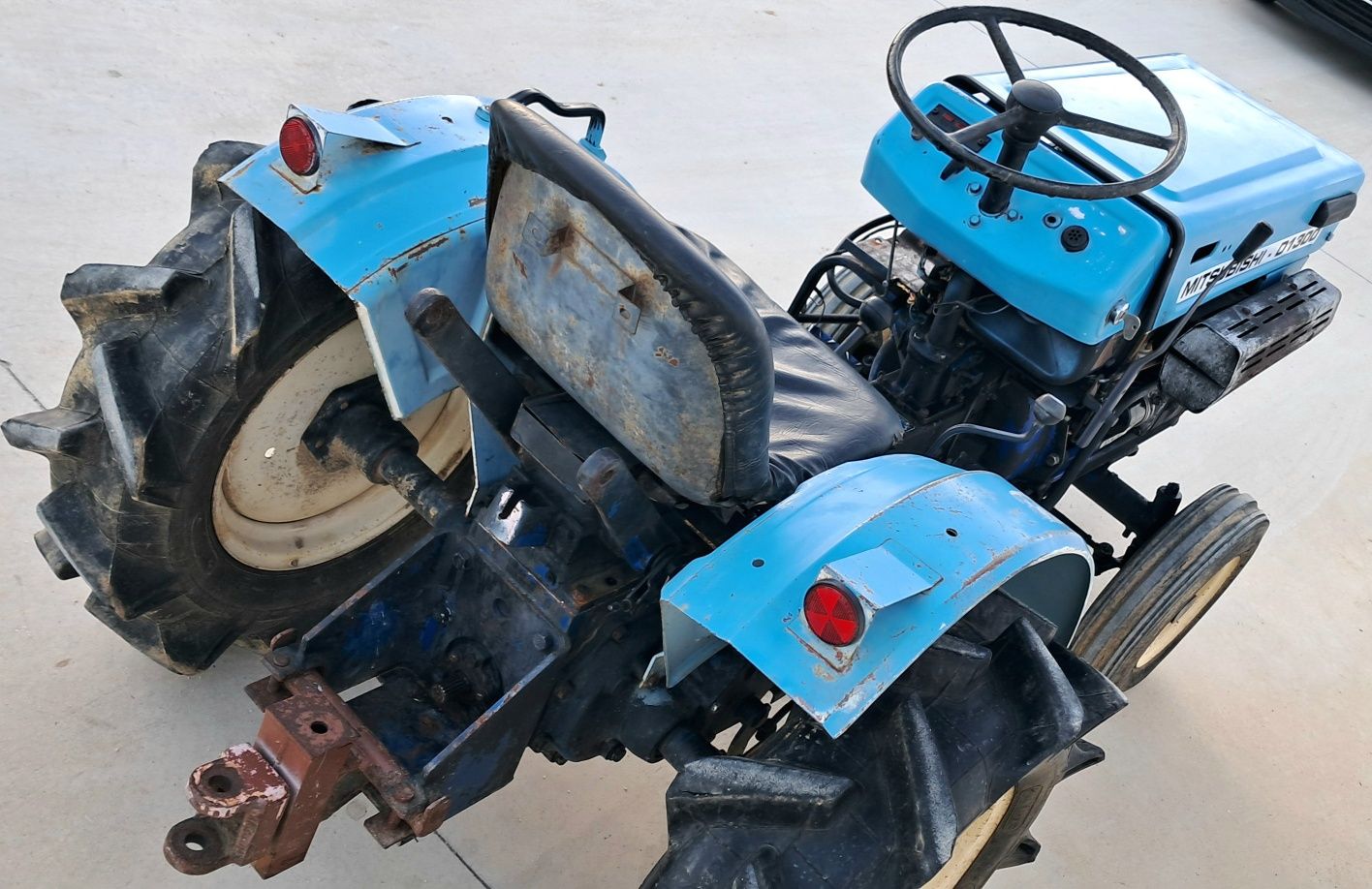 Trator Mitsubishi D1300 c/reboque 4x2
