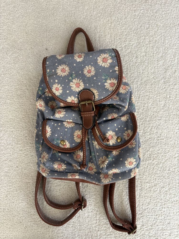 mochila azul flores