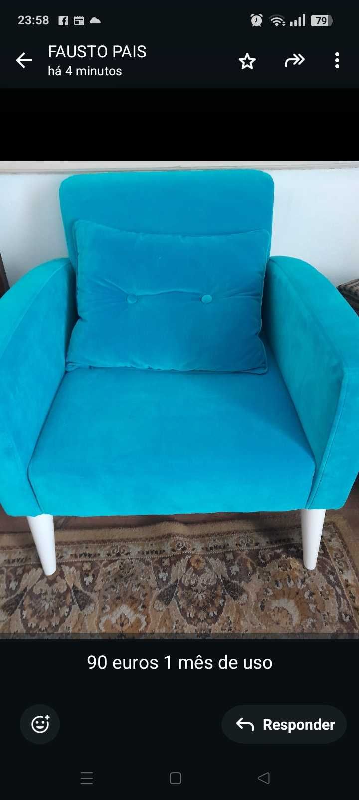 Um Sofá azul novo pequeno