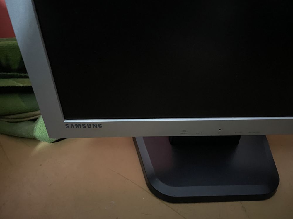 Monitor Samsung (model 913V N)