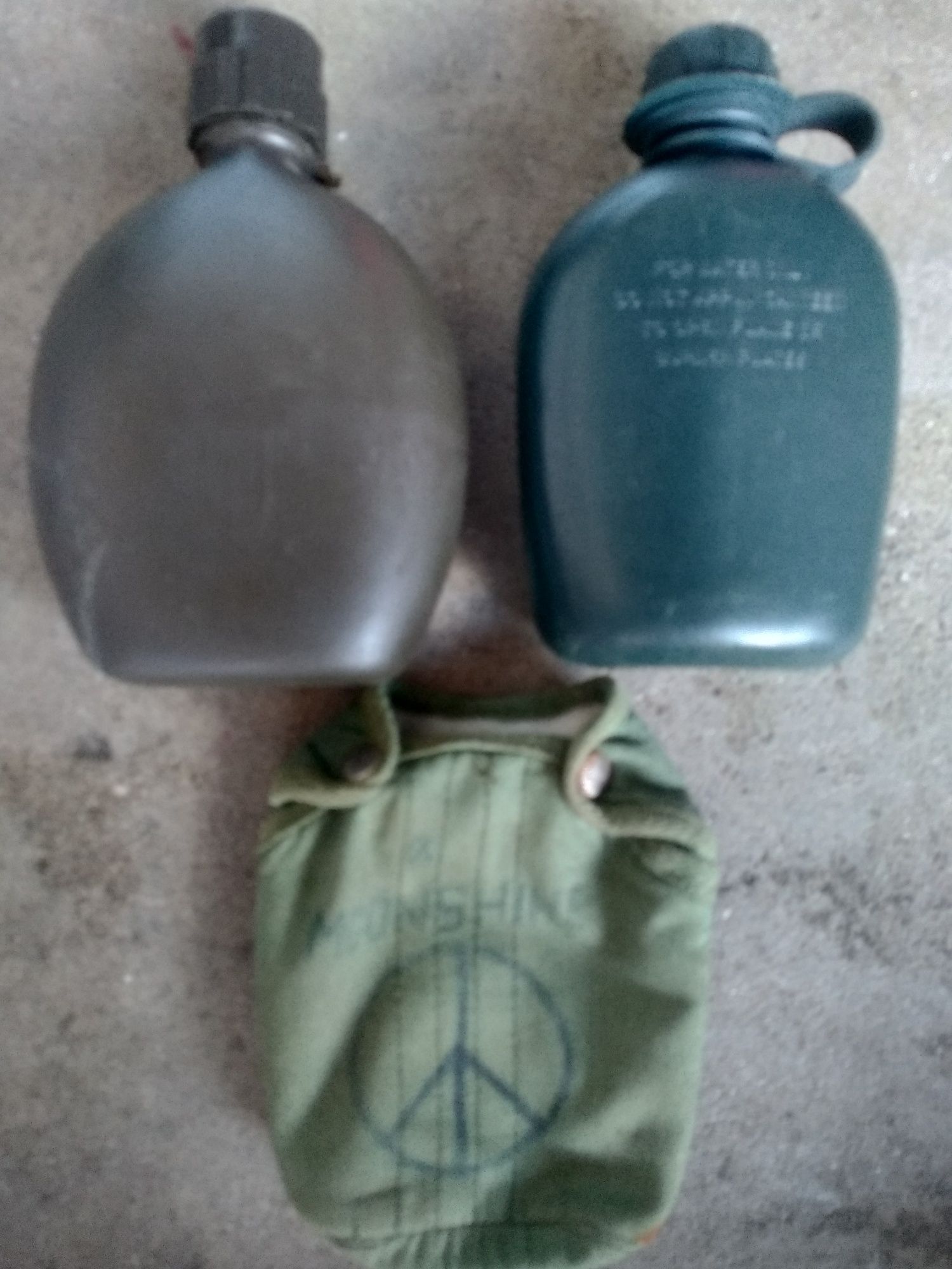 Cantis militares antigos com uma bolsa de transporte