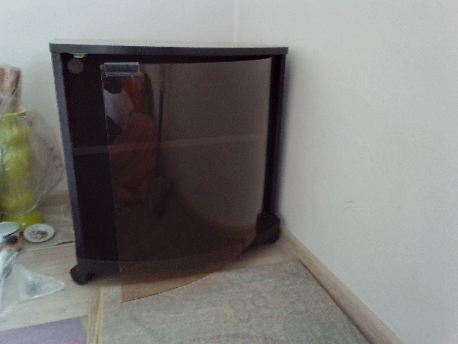 Szafka pod telewizor czarna z szybą na kółkach