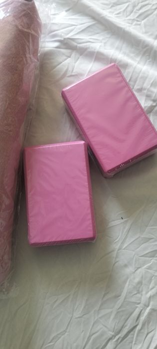 Bolster de yoga e blocos