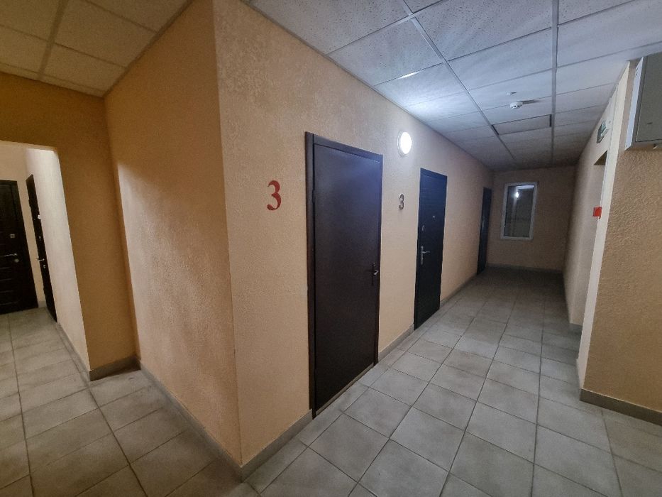 Продам кладовку на этаже. Сахарова 9. Для хранения вещей.