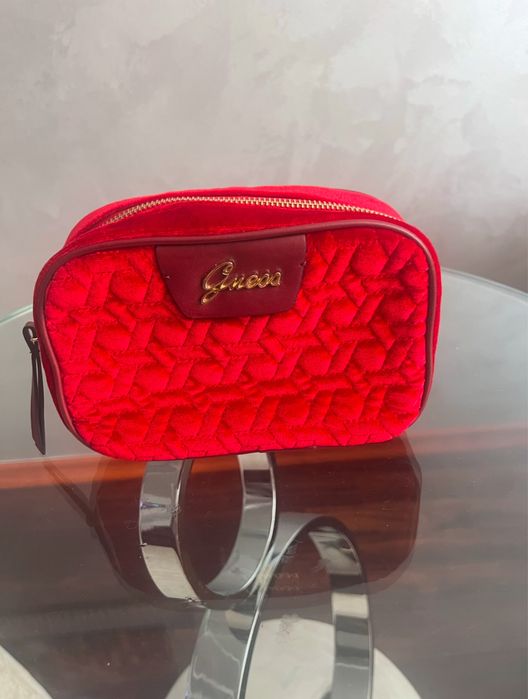 Сумка Guess червона.