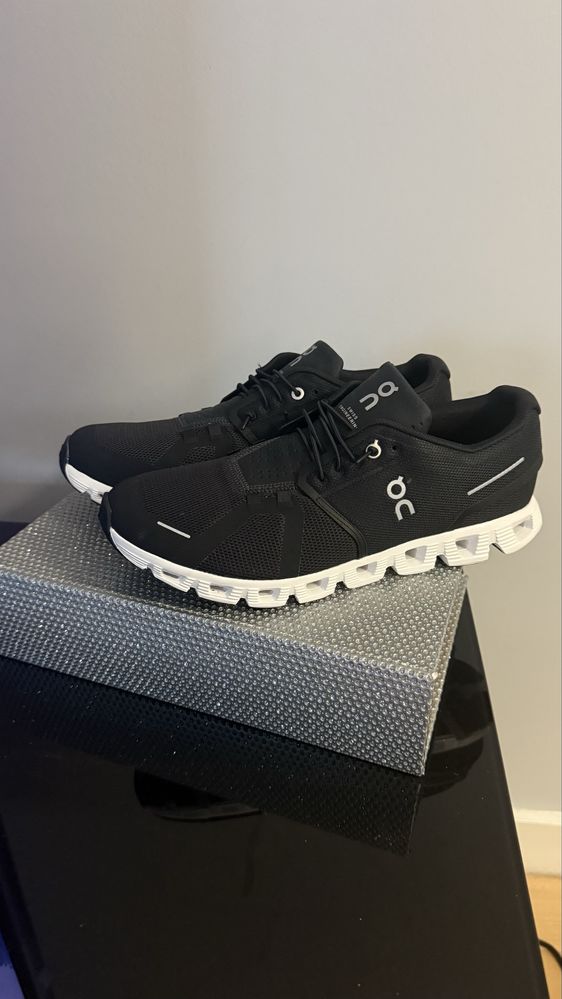 On running - cloud 5 czarno - biale buty sportowe