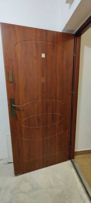 Drzwi wejściowe w kolorze orzecha