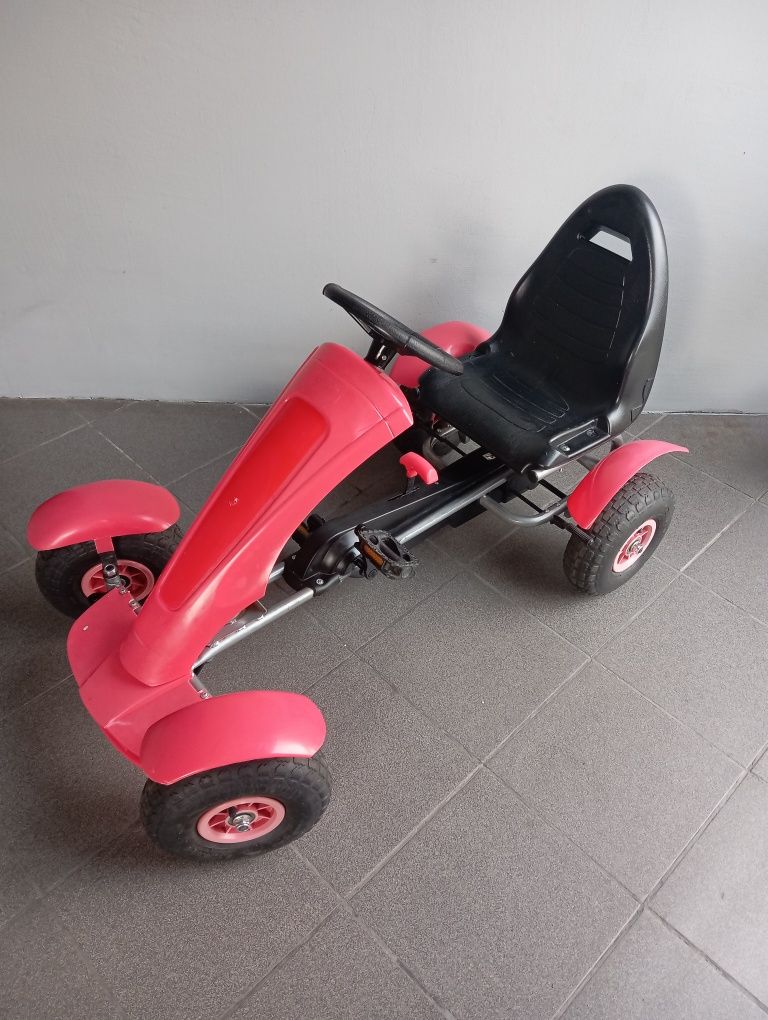 Gokart dziecięcy na pedały.