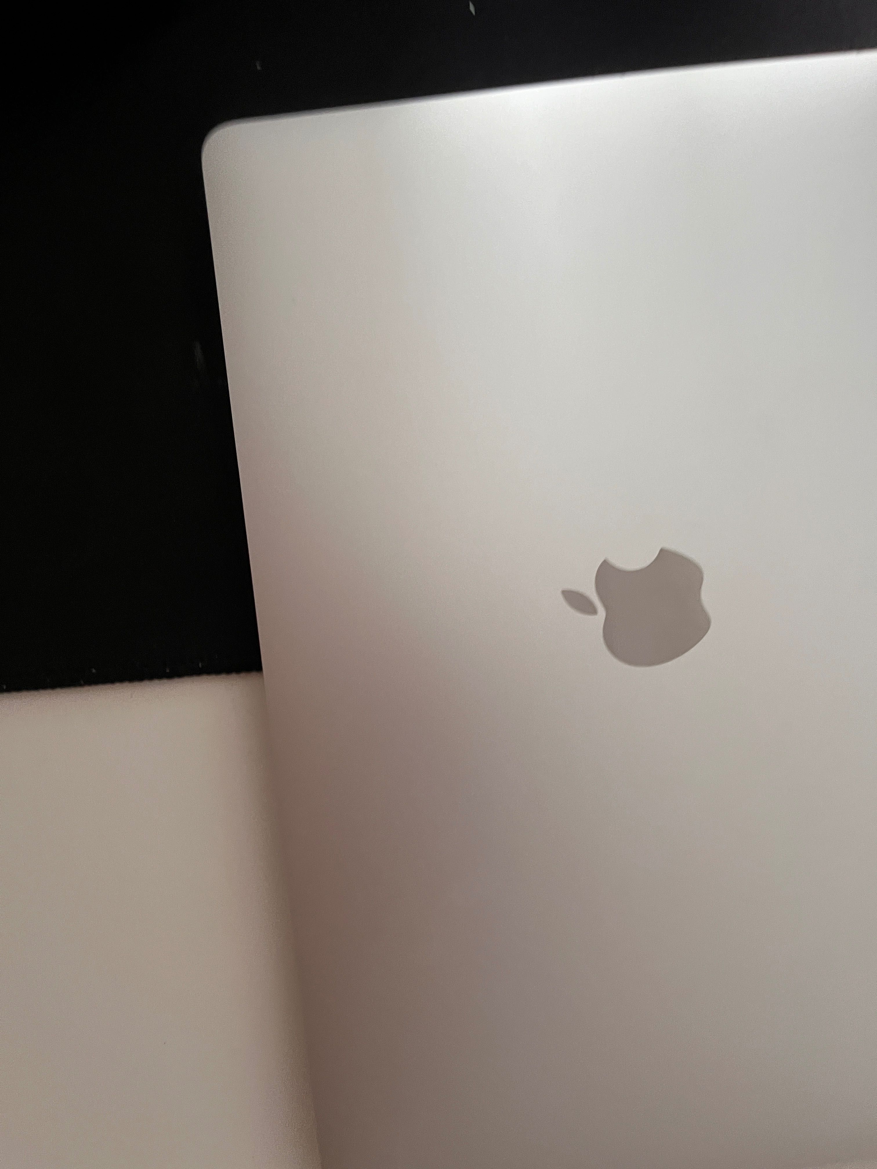 MacBook Pro M2 2022 TouchBar + Green Cell adapter