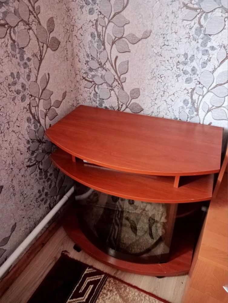 Продам стіл і тумбочку