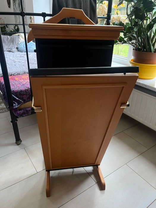 Wieszak typu kamerdyner firmy Corby statesman z prasa do spodni.