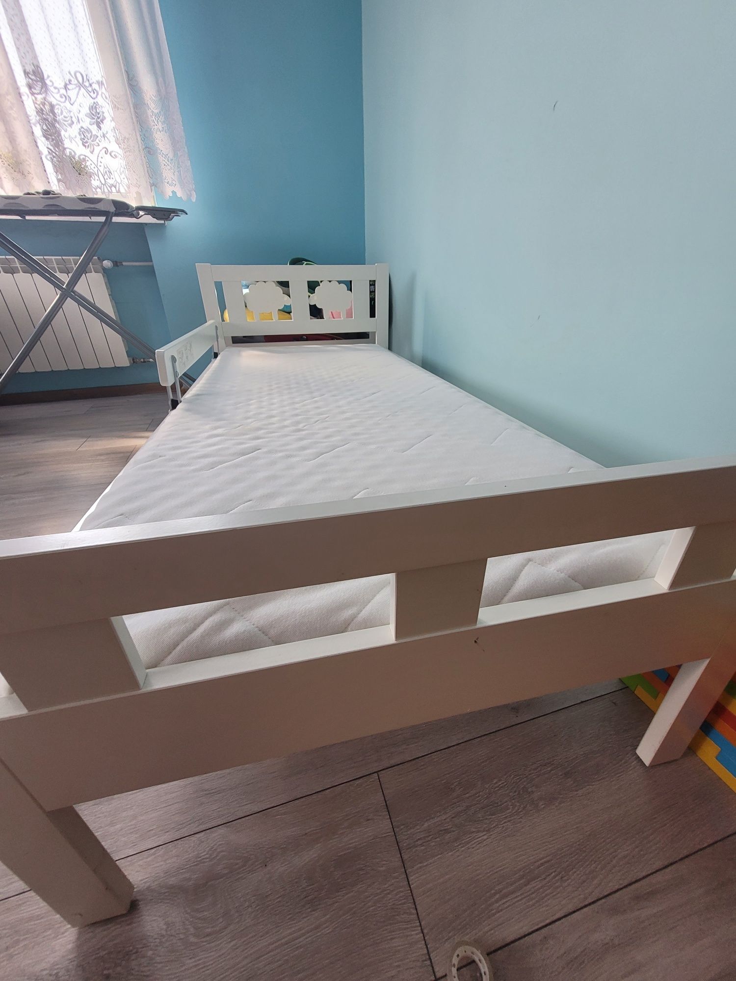 Łóżko ikea białe z materacem