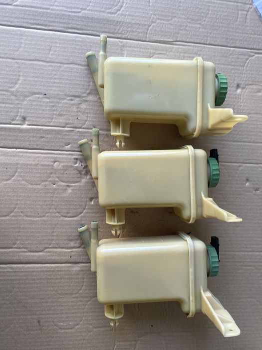 Zbiorniczek wspomagania z czujnikiem Audi 80 / cabrio / coupe