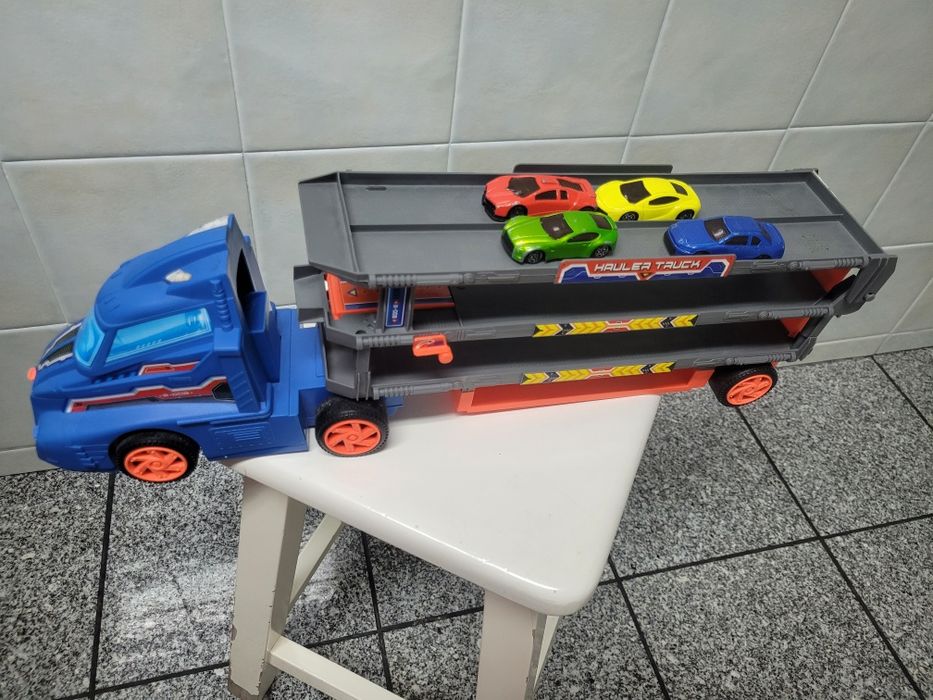 Camião transportador de carrinhos