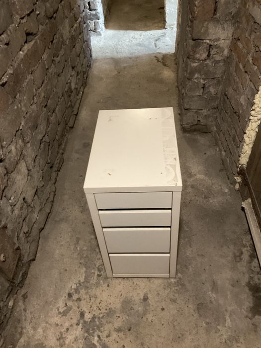 Biała szafka z szufladkami