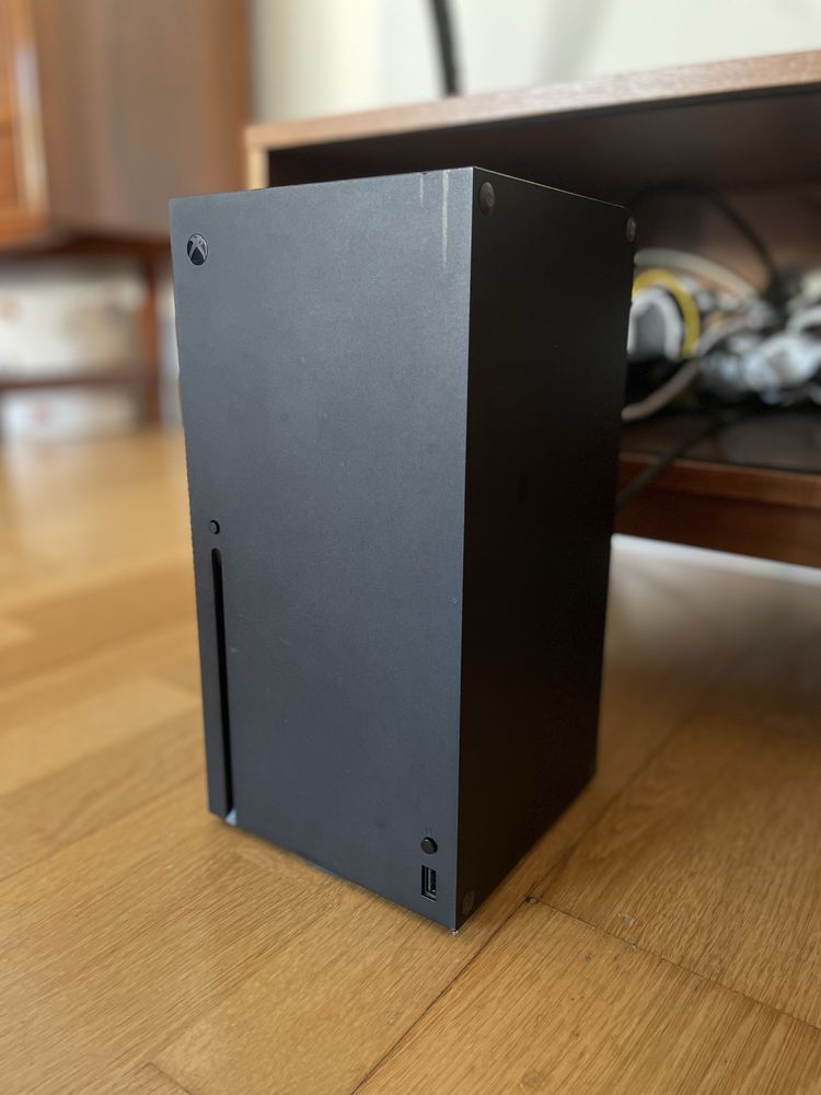 Xbox Series X 1 TB com 2 comandos e 5 jogos