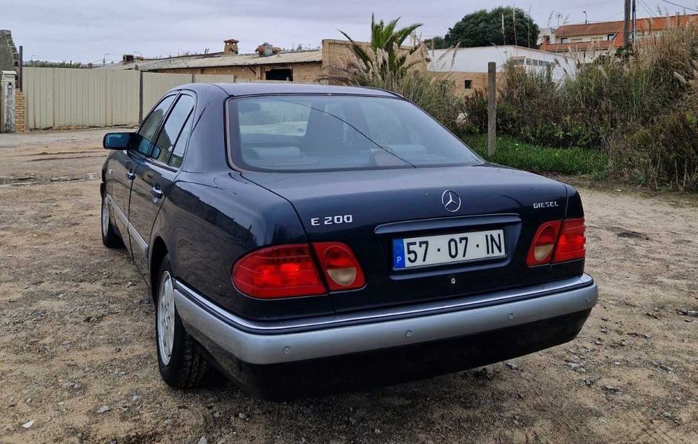 MERCEDES BENZ E200 Diesel 1 dono - Sábado /Domingo