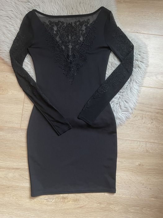 Чорна елегантна святкова сукня.