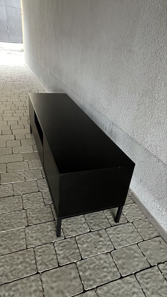 Szafka RTV Actona Seaford czarna Dkwadrat.pl 140x45x40 metal mdf