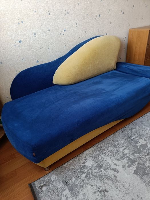 Диван  з нішою для речей.