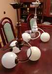 Lampa wisząca z 3 kloszami.
