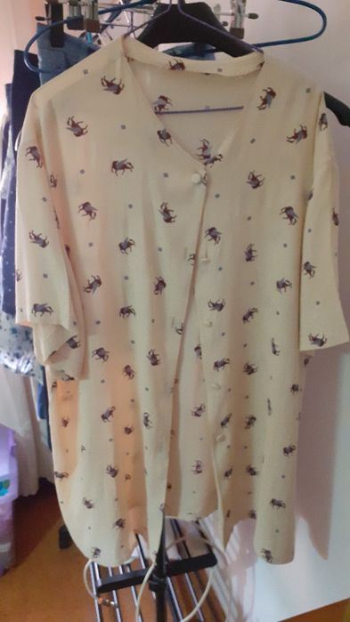 2 € Blusa XL de manga curta, botões forrados, tecido fresco