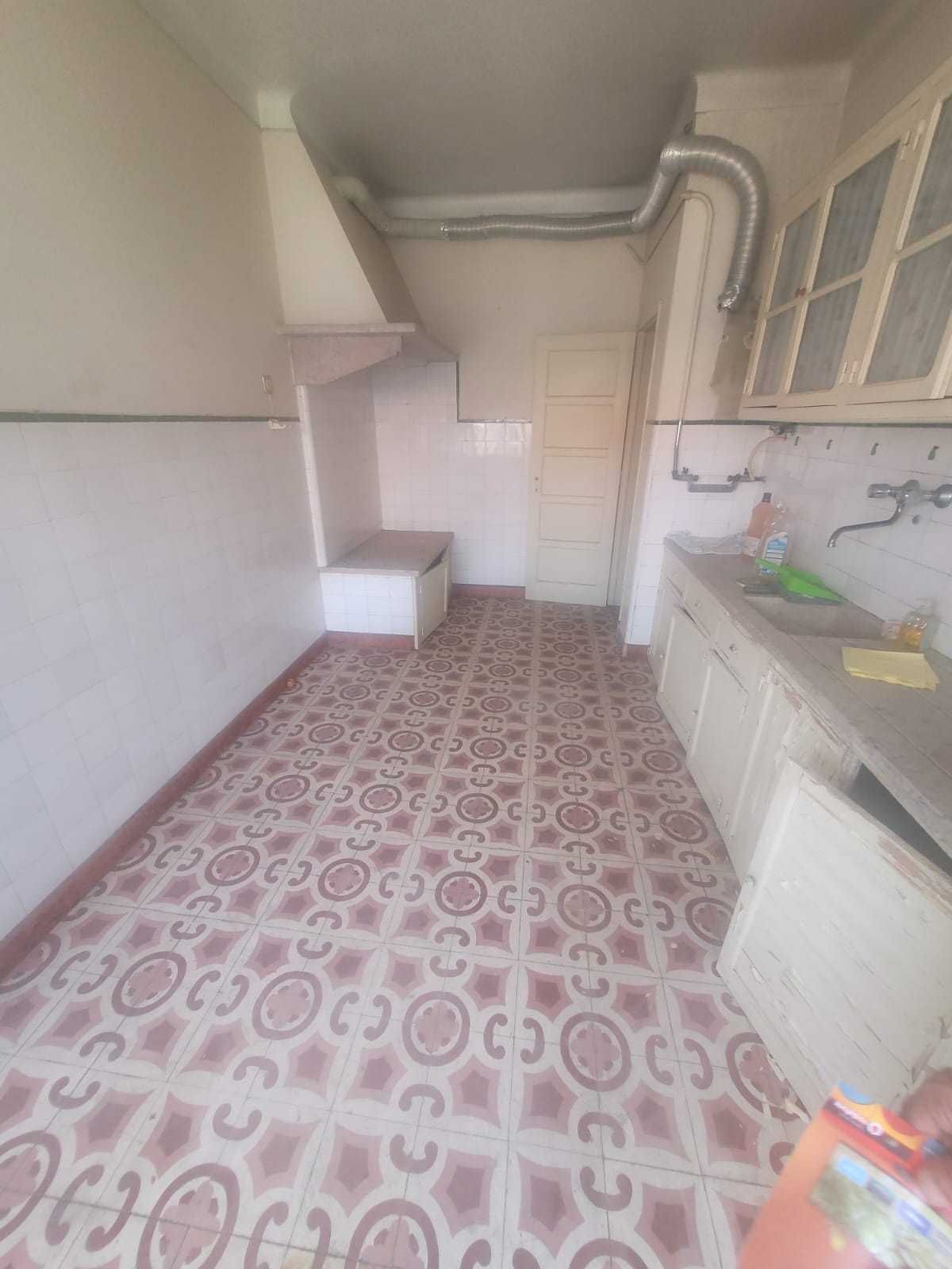 Fantástico Apartamento T2 no Centro Sul, Almada (para obras)