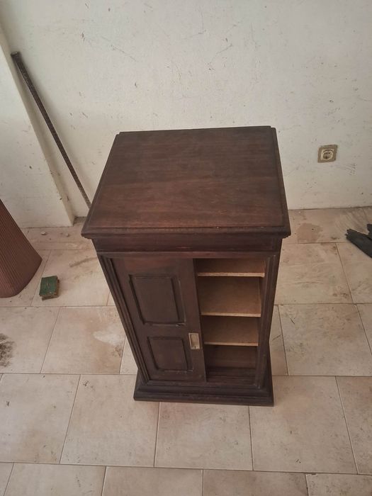 Sapateira antiga em bom estado geral 30€