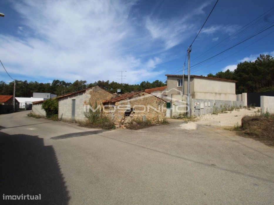 Moradia T2 com anexos