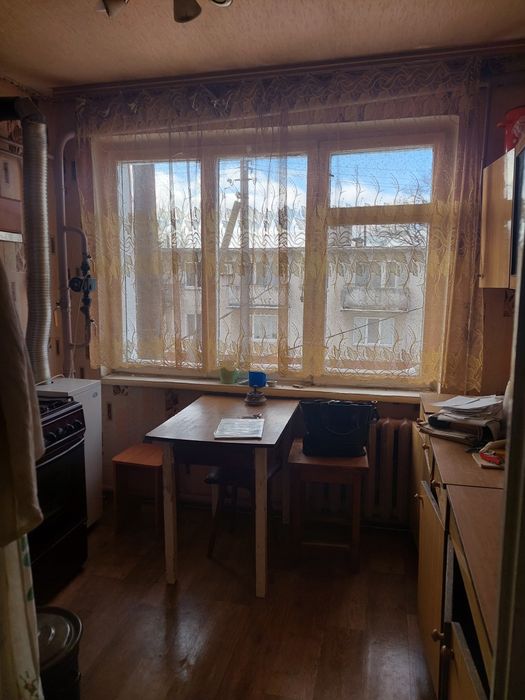 Продам 4х кімн квартиру  с індивидуальним опаленням с. Омельник