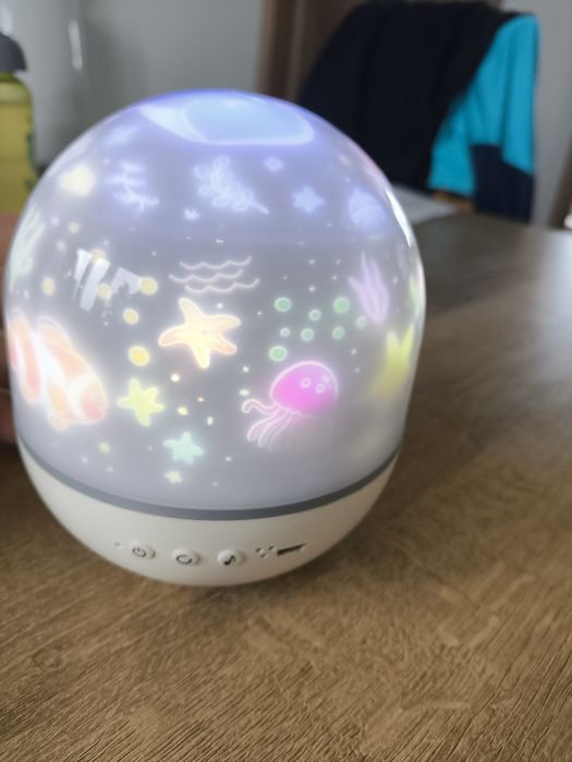 Lampka projektor, różne tła, kręci się i ma kilka melodii.