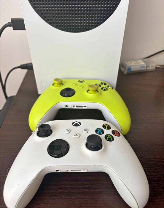 Xbox Series S(mało używany) – 2 pady, komplet kabli