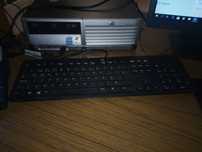 Computador com torre monitor e teclado