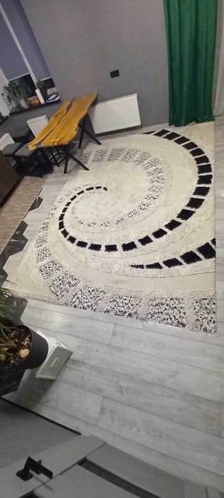 Килим кімнатний в хорошому стані.