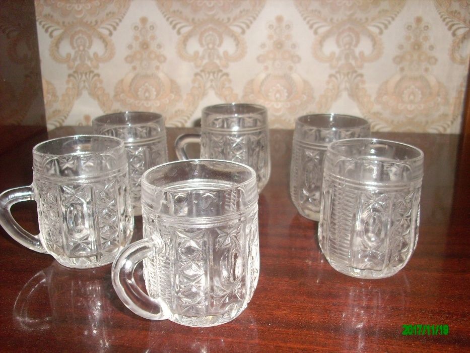 Продам набор из стеклянных бокалов в количестве 6 штук.