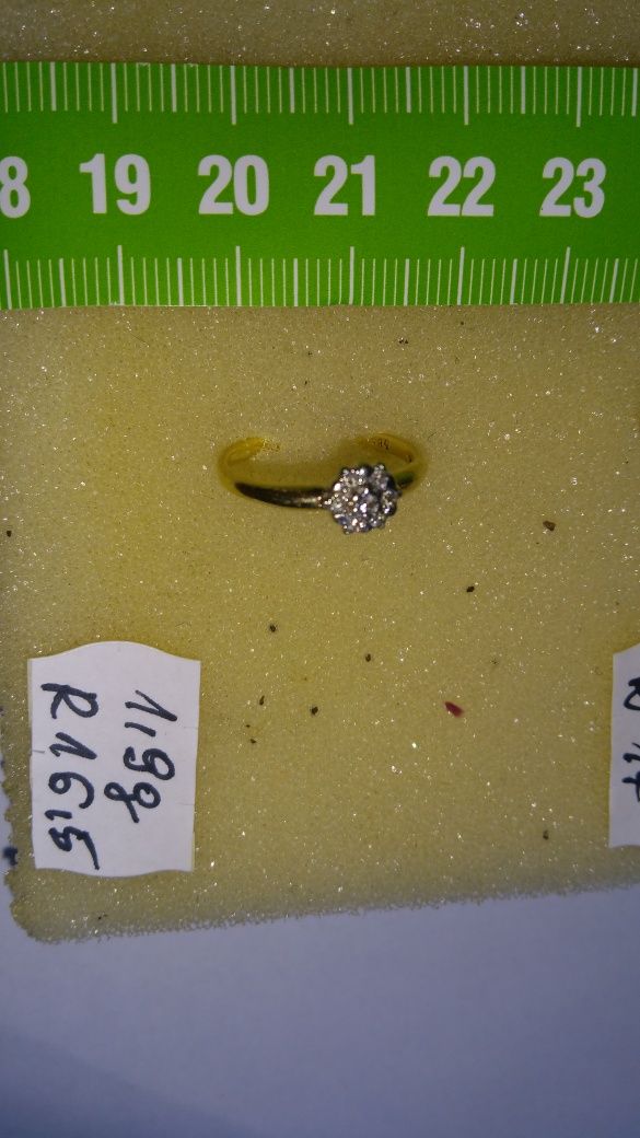 Pierścionek złoty z diamentami w cenie 1800 zł